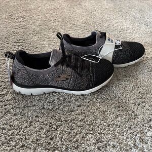 Skechers Memory Foam Wide Stretch Fit Womens Shoes Size 7.5